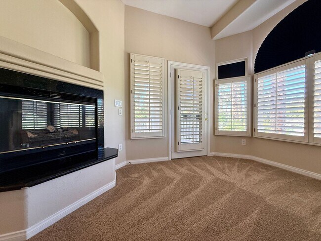 Building Photo - Grand 3 bedroom home with lake and golf co...