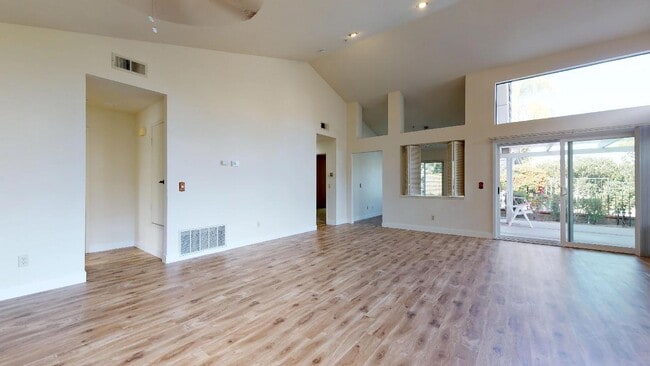 Building Photo - Gorgeous and Bright 2BR/2BA Home perfect f...