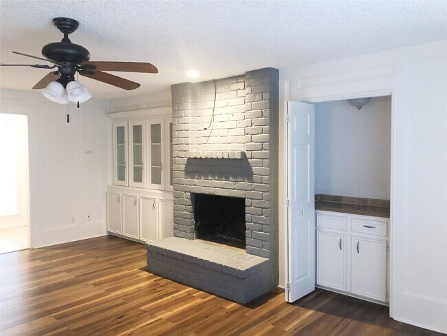 Building Photo - 15310 Glenwood Park Dr