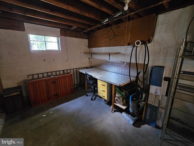 Building Photo - 14236 Caroline St