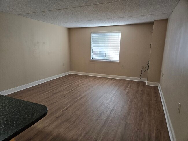 Building Photo - 20-30-30 Daniels St