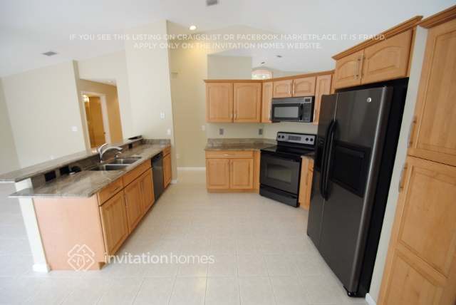 Building Photo - 16270 La Costa Dr