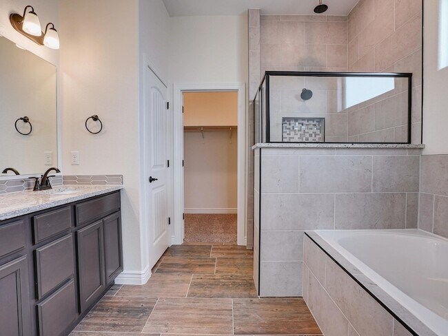 Building Photo - 392 Frodsham St