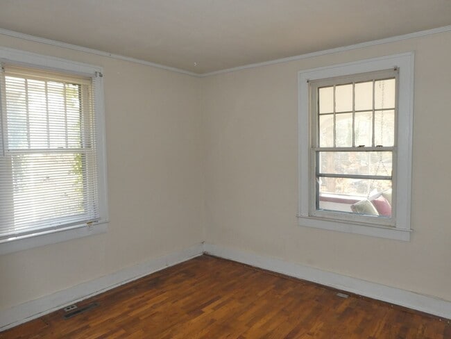 Building Photo - 2 bed/1 bath house walking distance to Cam...