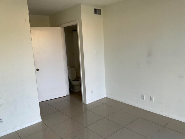 Building Photo - 708 Executive Center Dr