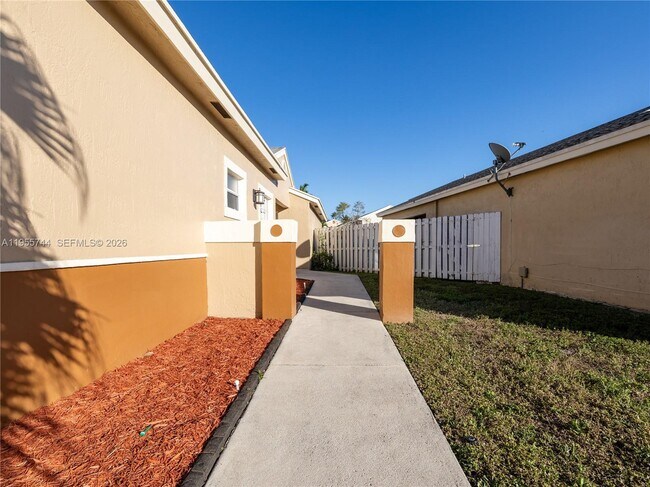 Building Photo - 200 W Riverbend Dr