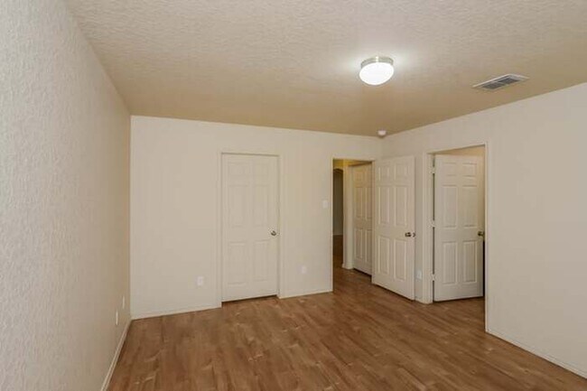 Building Photo - 10614 Hunters Pond