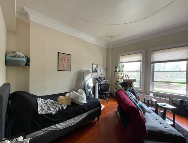 Building Photo - Spacious Studio Apartment Available in Jun...