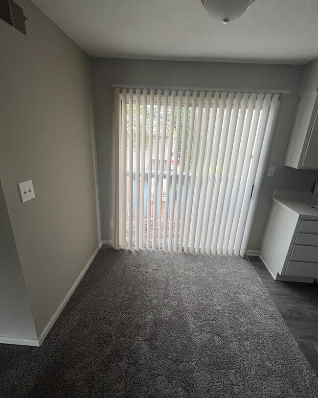 Building Photo - Coveniently Located 1 Bedroom 1 Bath Condo