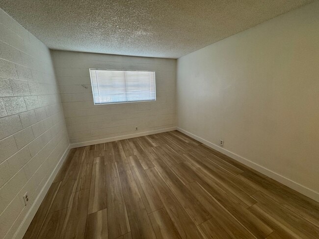 Building Photo - 1 Bedroom Condo close to the Strip and UNLV