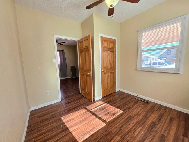 Building Photo - 1411 E Orman Ave