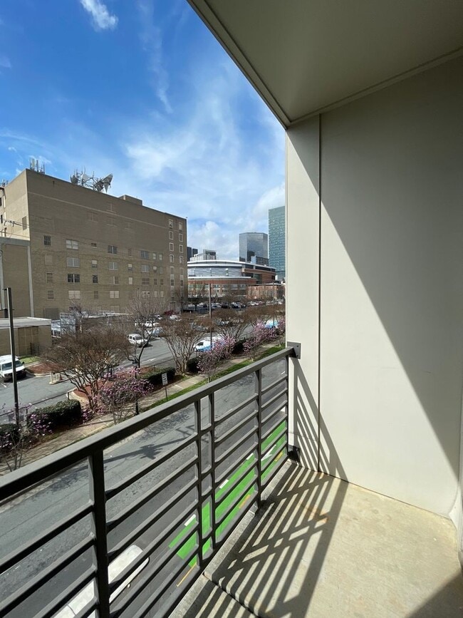 Building Photo - 525 E 6th St