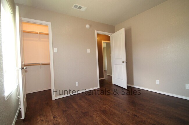 Building Photo - Fabulous Five Bedrooms!