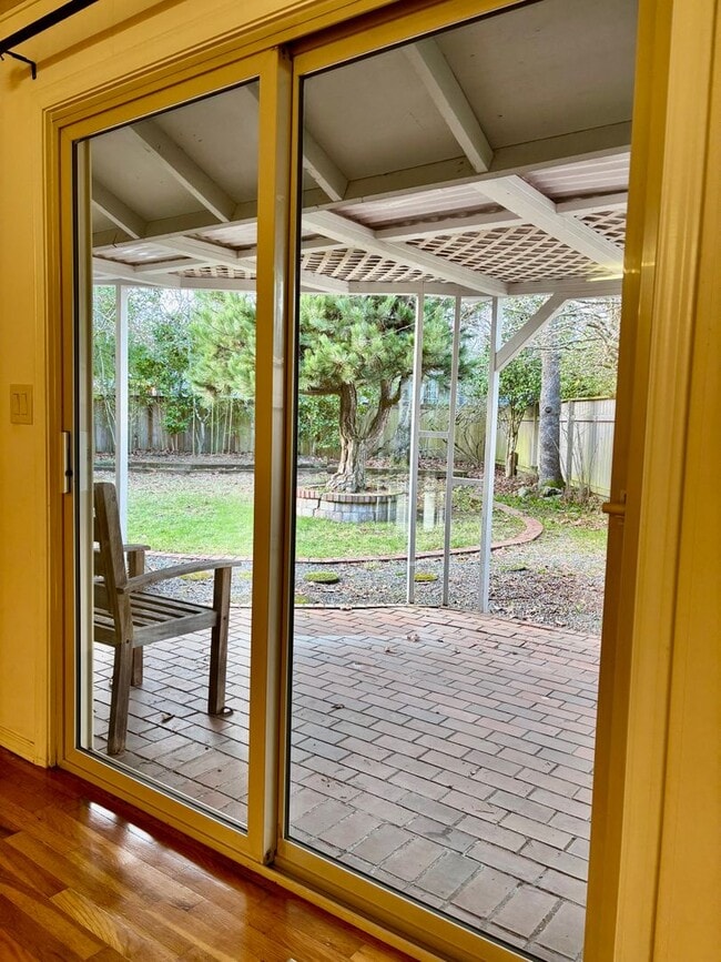 Building Photo - 3 Bed / 2.5 Bath Bellevue rambler $3,895/month