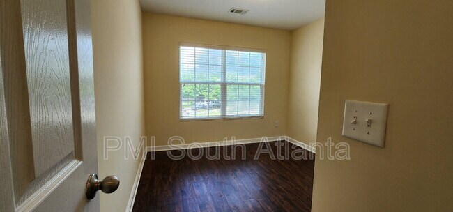 Building Photo - 3325 Fernview Dr