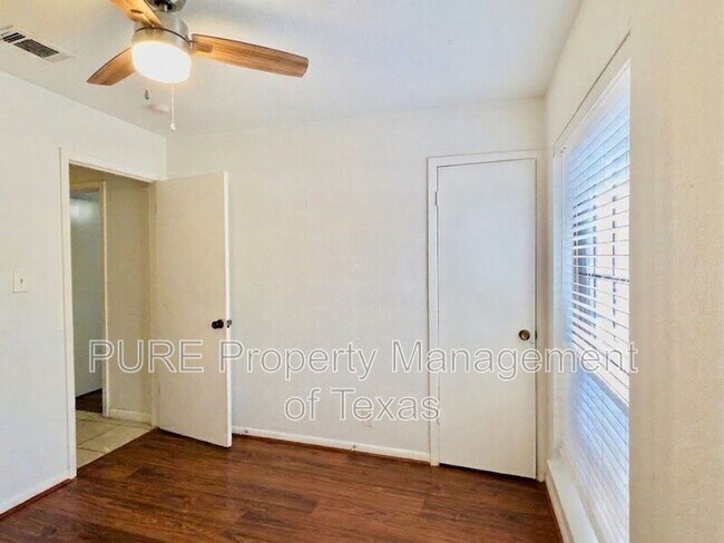 Building Photo - 3000 Lakeside Dr