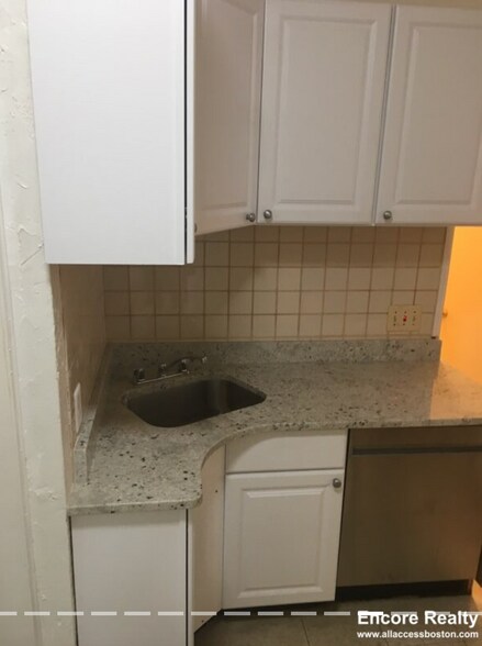 Building Photo - 4 Adella Pl