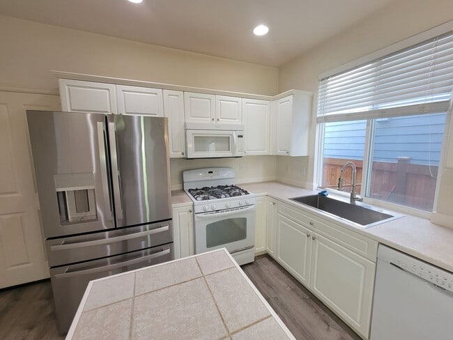 Building Photo - Charming Sammamish Home | 3 Bed + 2.5 Bath