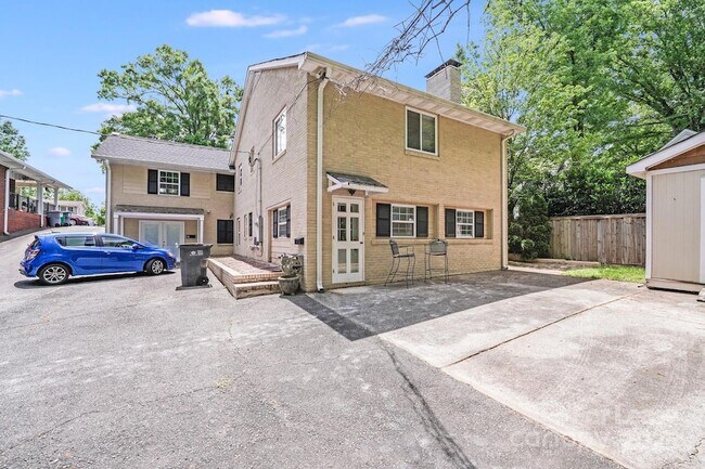 Building Photo - 2417 Laburnum Ave