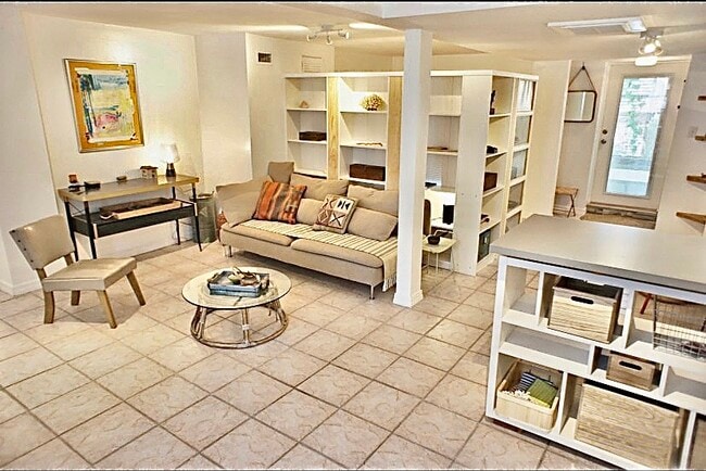 Building Photo - 21 Arenta St