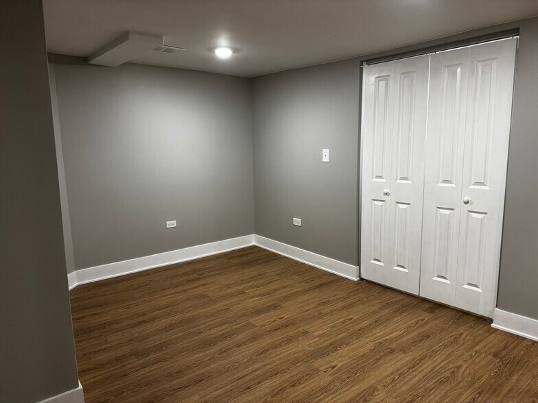 Building Photo - 3716 N Racine Ave