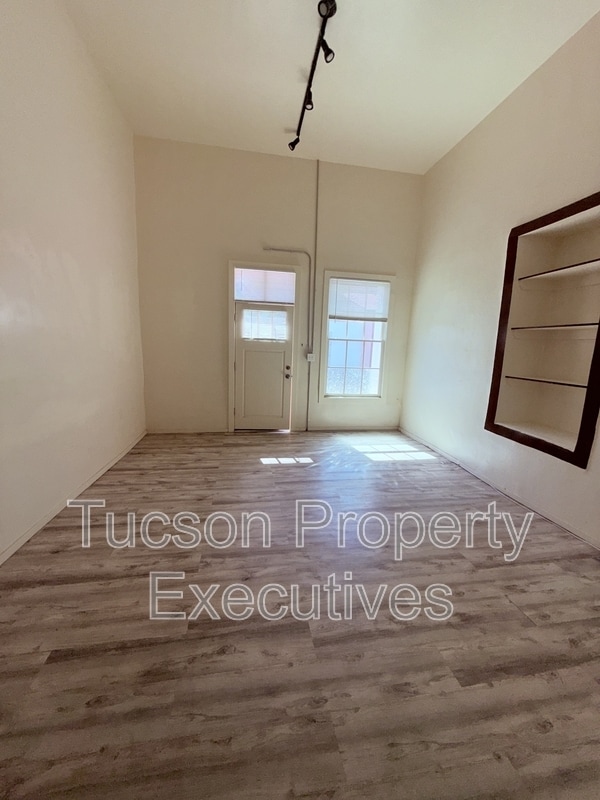 Building Photo - 343 S Convent Ave