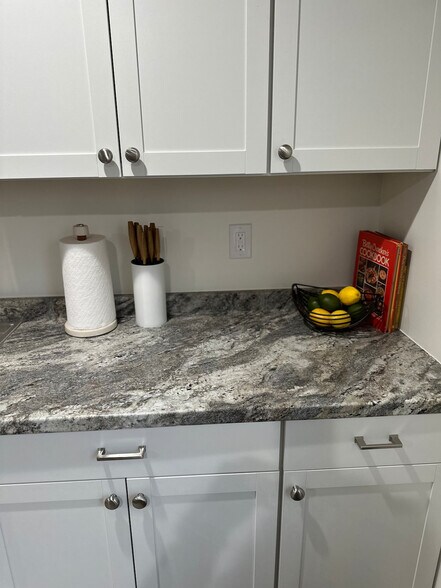 Building Photo - 121 Forest St