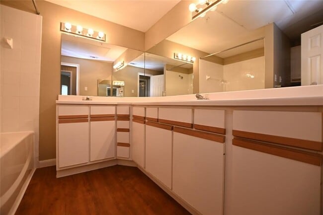 Building Photo - Beautifully Updated 2-Bedroom, 1-Bath Condo!