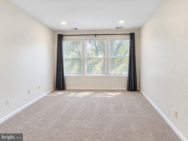 Building Photo - 207 Salem Ct