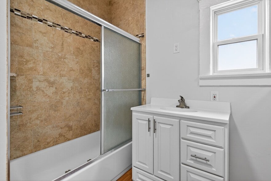 Building Photo - 905 Cherry Ave