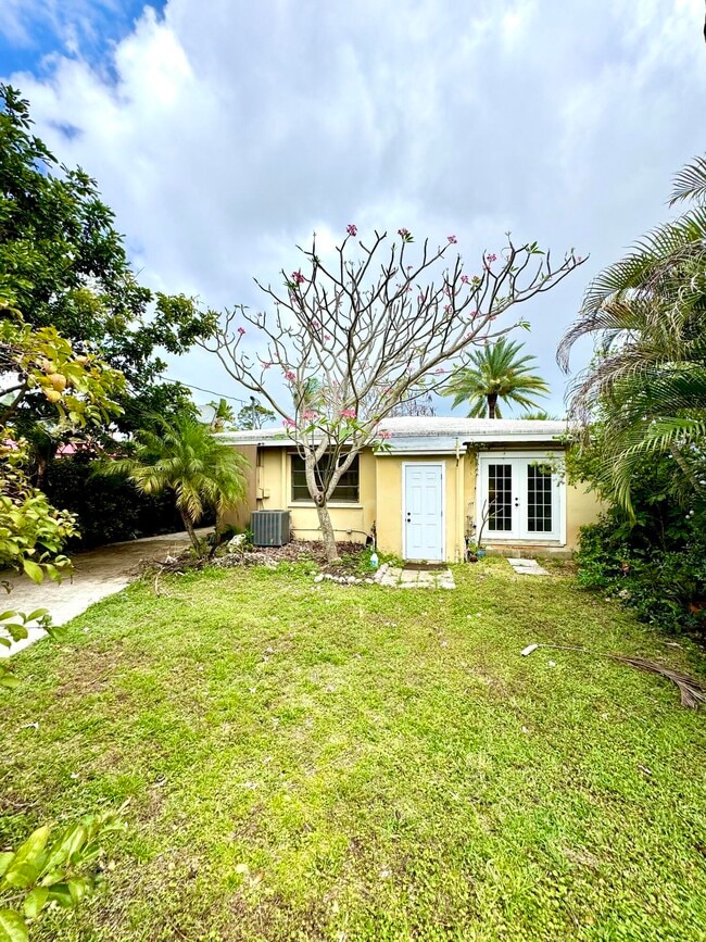 Building Photo - 1121 NE 16th Terrace