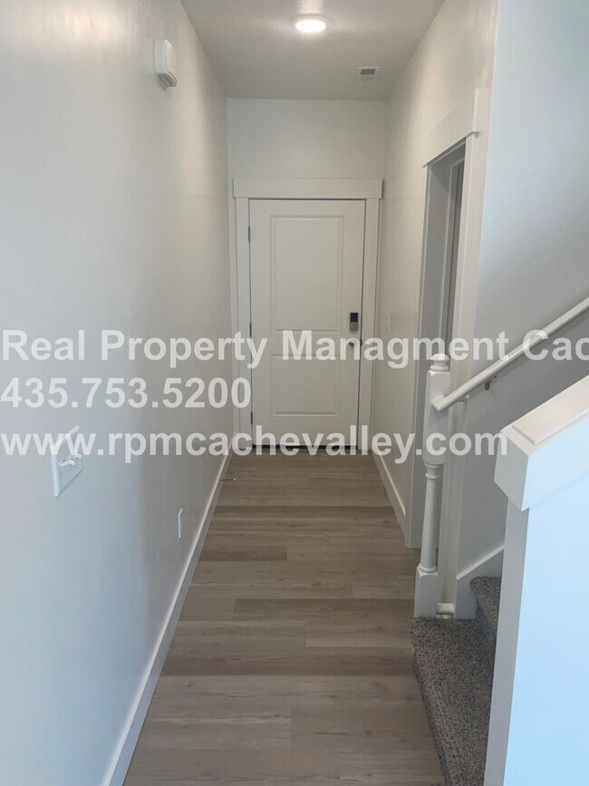 Building Photo - 566 N 245 E