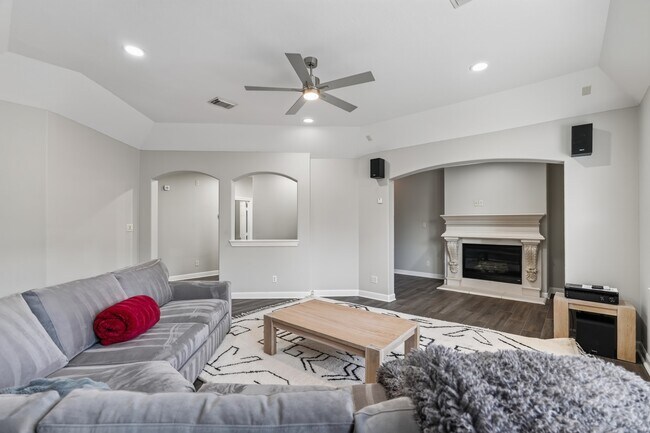 Building Photo - 110 S Veilwood Cir