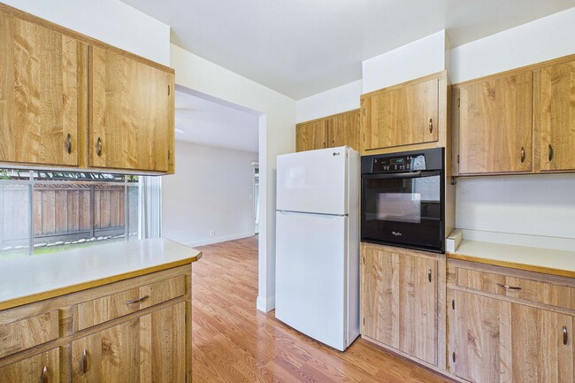 Building Photo - 1333 Regent St