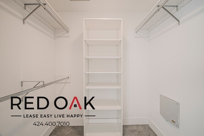 Building Photo - 453 S Kenmore Ave