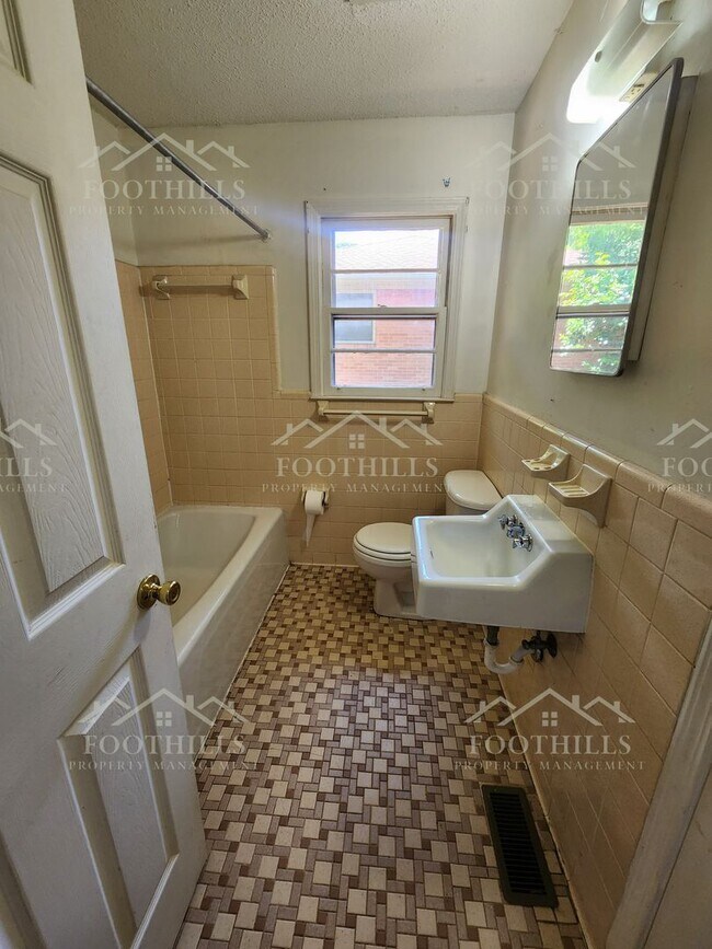 Building Photo - 418 W Fredericks St