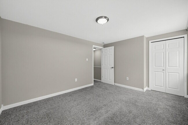 Building Photo - 4419 S Shore Dr