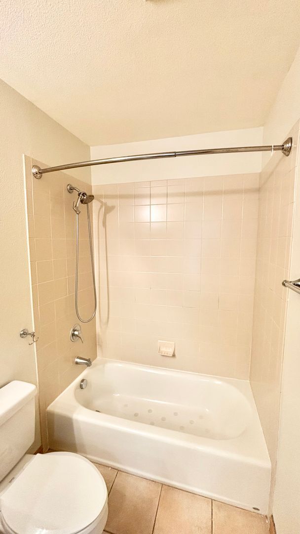 Building Photo - Spacious 2BR/2BA Condo – 1,086 SF + Parking + River Views | NW Portland