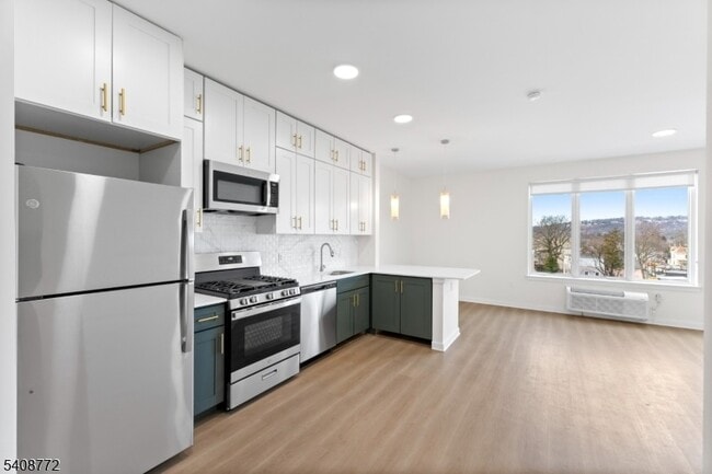 Building Photo - 321 E 3rd St