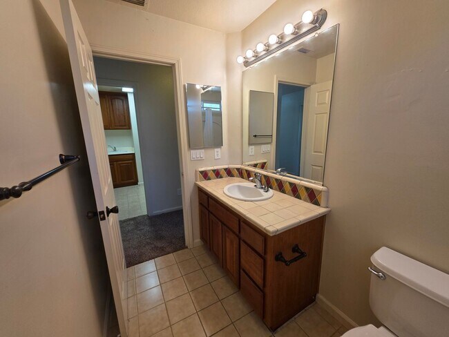 Building Photo - 3 bedroom with an extra office/den space in Modesto!