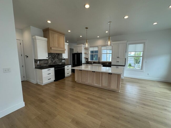 Building Photo - Gorgeous 5 Bed 3.5 Bath Home at Daybreak I...