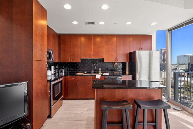 Building Photo - 777 N Ashley Dr