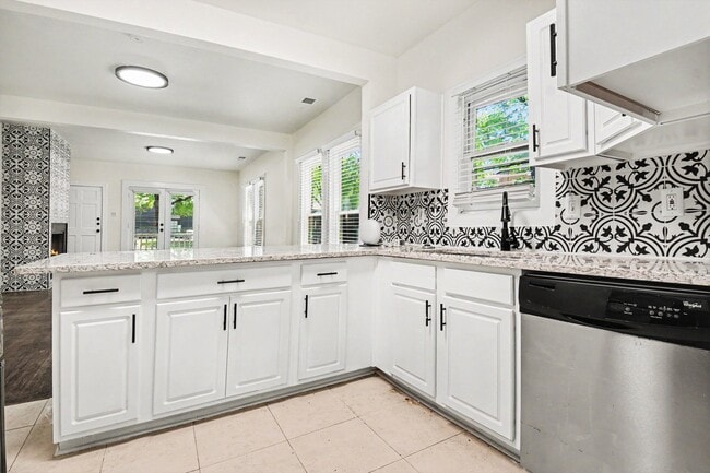 Building Photo - Bungalow- 915
