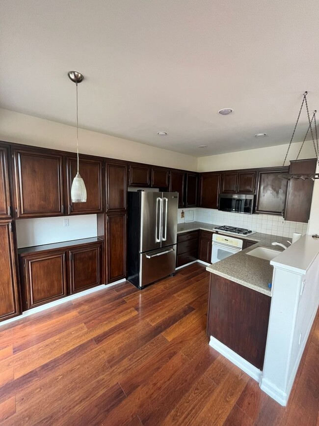 Building Photo - Spacious 3-Bedroom, 2.5-Bathroom Home