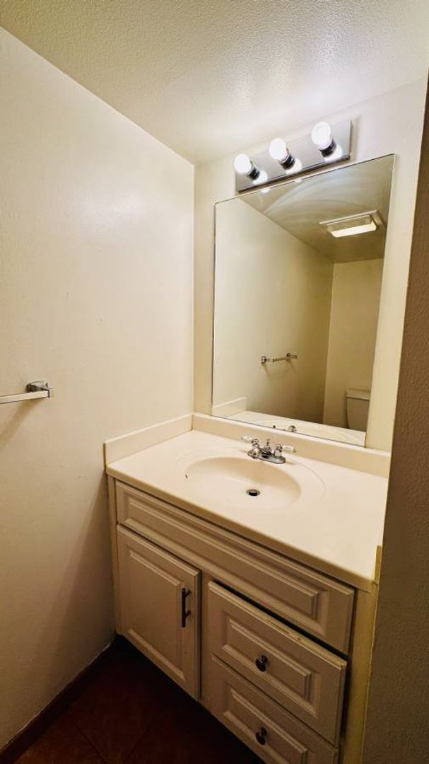 Building Photo - Charming 3BR/1.5BA Townhouse in Pleasanton...
