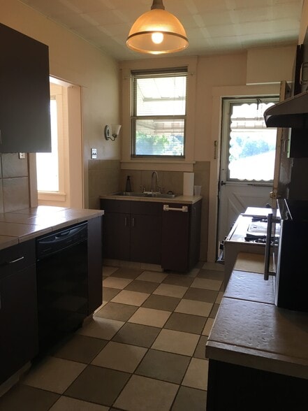 Kitchen - 3322 Parkview Ave