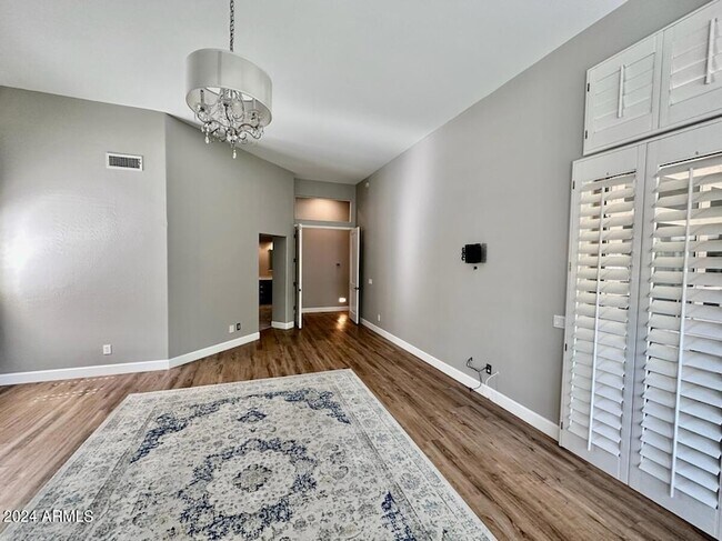 Building Photo - 5228 E Bluefield Ave