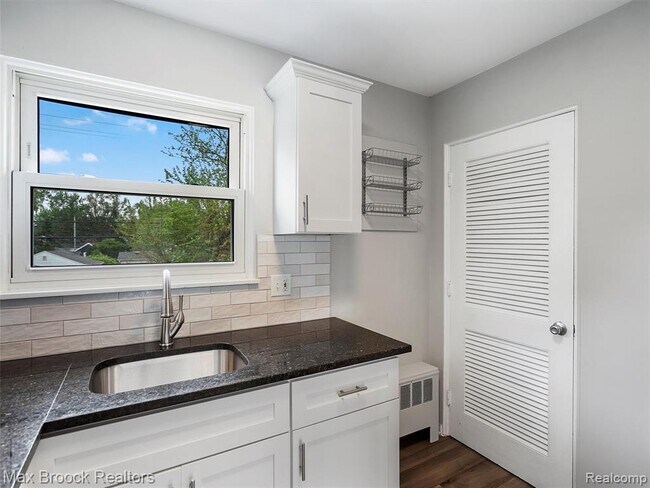 Building Photo - 2717 W 13 Mile Rd