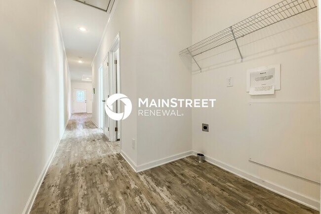 Building Photo - 2 Bedroom Pet-Friendly Home in St. Petersburg, FL with Main Street Renewal