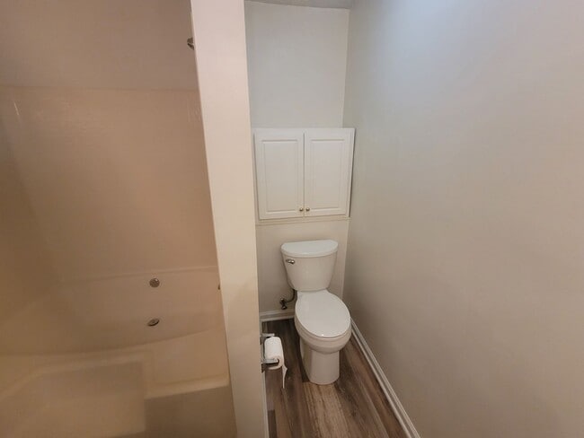 Building Photo - 2 bedroom Ground Floor!